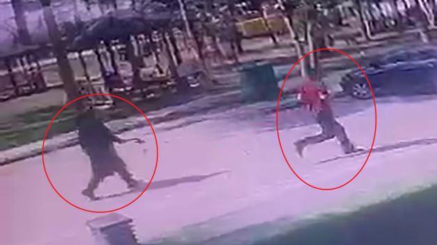 Tacizcinin kafasına satırla vurdu! Canlı yayında böyle gözaltına alındı Tacizcinin kafasına satırla vurdu! Canlı yayında böyle gözaltına alındı