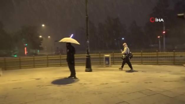 Erzurum’da kar yağışı etkili oluyor! Erzurum’da kar yağışı etkili oluyor!