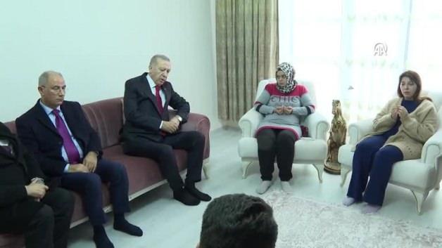 Erdoğan’dan taziye ziyareti: Kuran-ı Kerim okudu, dua etti Erdoğan’dan taziye ziyareti: Kuran-ı Kerim okudu, dua etti