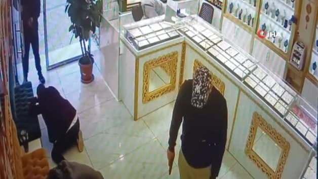 Adana’da kalaşnikoflu soygunun ardından kaçış planı filmleri aratmadı: Şüpheliler İstanbul’da yakalandı Adana’da kalaşnikoflu soygunun ardından kaçış planı filmleri aratmadı: Şüpheliler İstanbul’da yakalandı