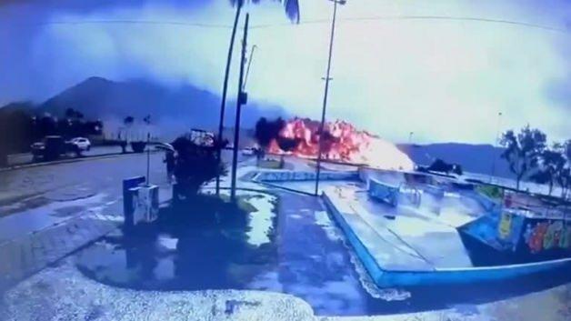 Bir uçak kazası daha! İniş yaparken kontrolden çıkarak şehir merkezinde patladı: 5 ölü Bir uçak kazası daha! İniş yaparken kontrolden çıkarak şehir merkezinde patladı: 5 ölü