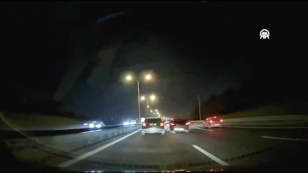 Makas atan sürücü trafiği birbirine kattı Makas atan sürücü trafiği birbirine kattı