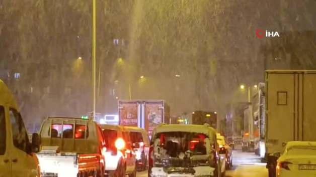 Freni tutmayan İETT otobüsü yolcuları indirdi, vatandaş isyan etti Freni tutmayan İETT otobüsü yolcuları indirdi, vatandaş isyan etti