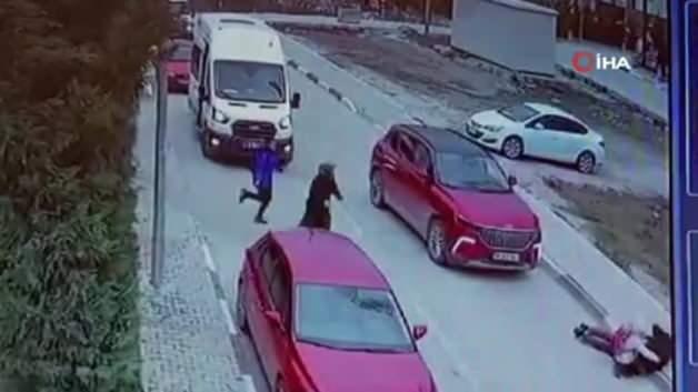 Küçük çocuk aniden yola atladı: Baba-kız yola savruldu