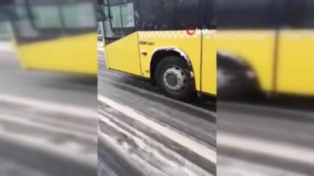 İETT yolda kaldı! Çok sayıda sefer iptal edildi, vatandaş evine gidemedi İETT yolda kaldı! Çok sayıda sefer iptal edildi, vatandaş evine gidemedi