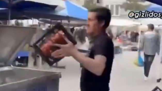 Çorum’da tepki için çöpe dökülen domates satıcısına ceza Çorum’da tepki için çöpe dökülen domates satıcısına ceza