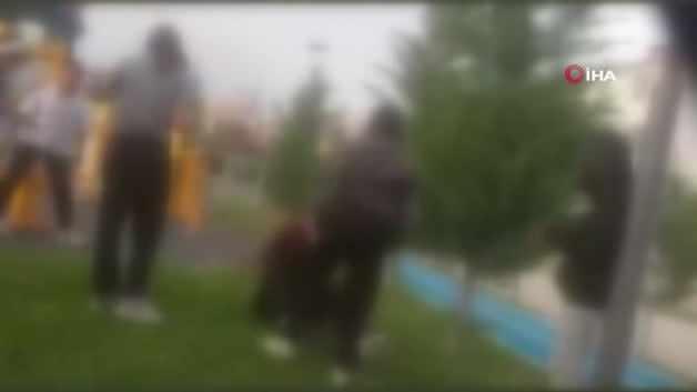 12 yaşındaki kıza dakikalarca işkence ettiler! Ankara’da tüyler ürperten görüntüler 12 yaşındaki kıza dakikalarca işkence ettiler! Ankara’da tüyler ürperten görüntüler