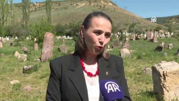 750 yıllık anıt ağacın gölgesinde bulanan mezarlık 5 Türk boyuna ev sahipliği yapıyor 750 yıllık anıt ağacın gölgesinde bulanan mezarlık 5 Türk boyuna ev sahipliği yapıyor