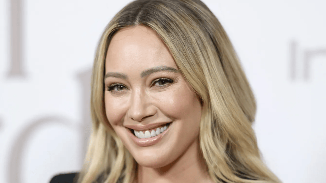 Hilary Duff, Hulu’nun Yeni Komedi Dizisi “Pretty Ugly” ile Geri Dönüyor Hilary Duff, Hulu’nun Yeni Komedi Dizisi “Pretty Ugly” ile Geri Dönüyor