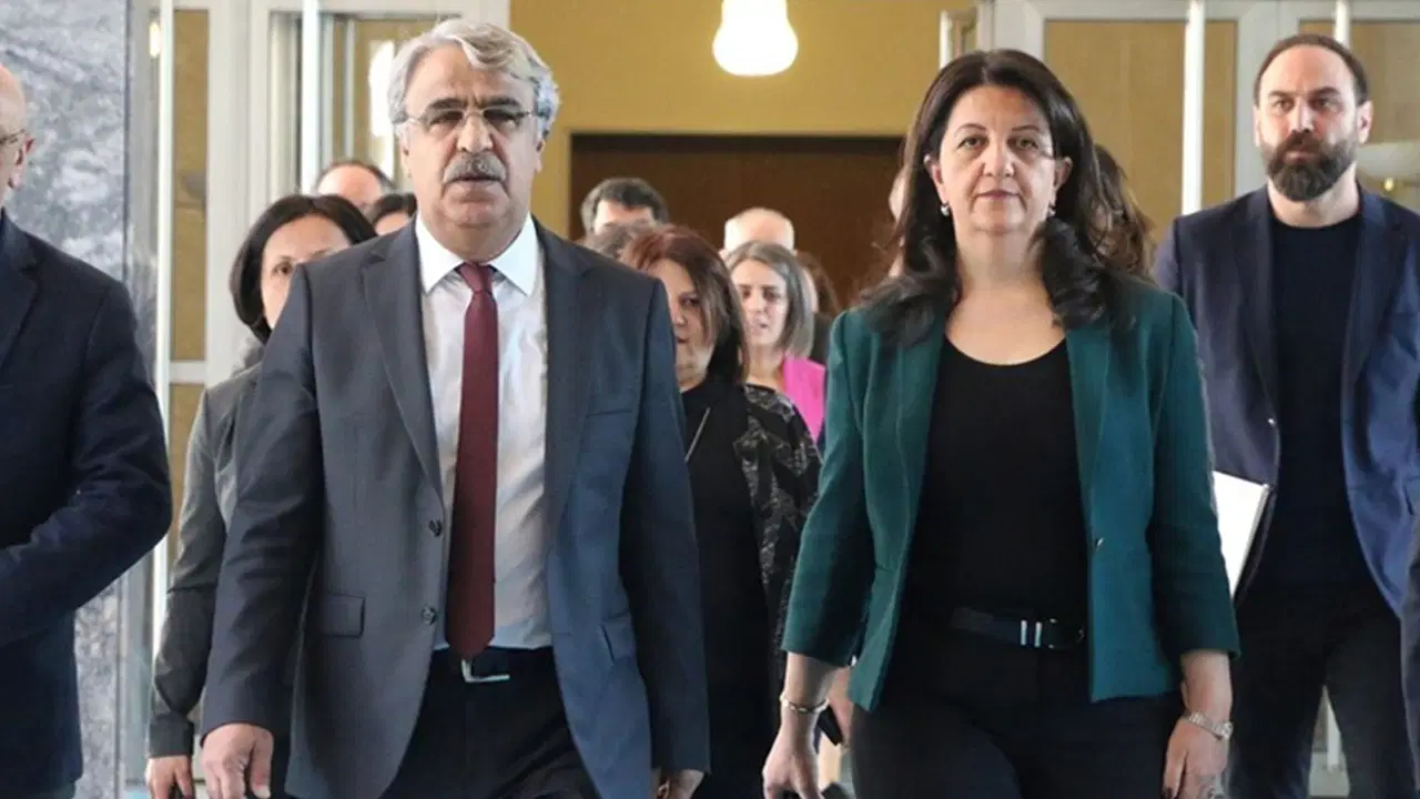DEM Parti heyetinden ‘İmralı’ açıklaması: ‘Öcalan 3 kilit kavramı işaret etti’ – Son Dakika Siyaset Haberleri DEM Parti heyetinden ‘İmralı’ açıklaması: ‘Öcalan 3 kilit kavramı işaret etti’ – Son Dakika Siyaset Haberleri