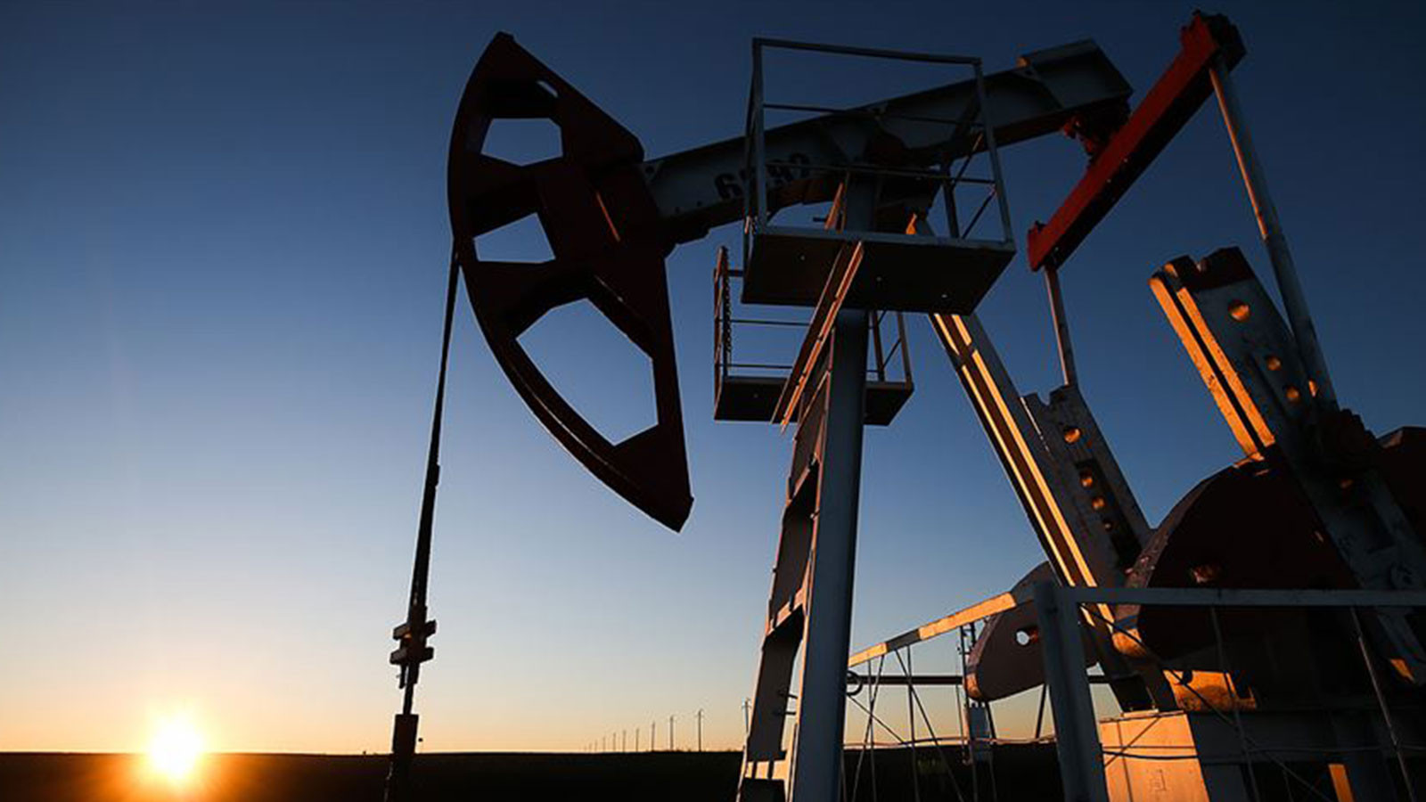 Petrol fiyatı geriliyor Petrol fiyatı geriliyor