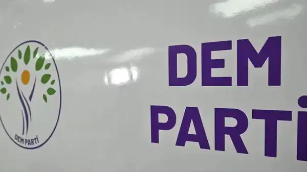 DEM Parti’den Özgür Çelik’in görevden alınmasına tepki: ‘Yargı, siyasetten elini çekmeli, kayyımcı zihniyet terk edilmeli!’ – Son Dakika Siyaset Haberleri