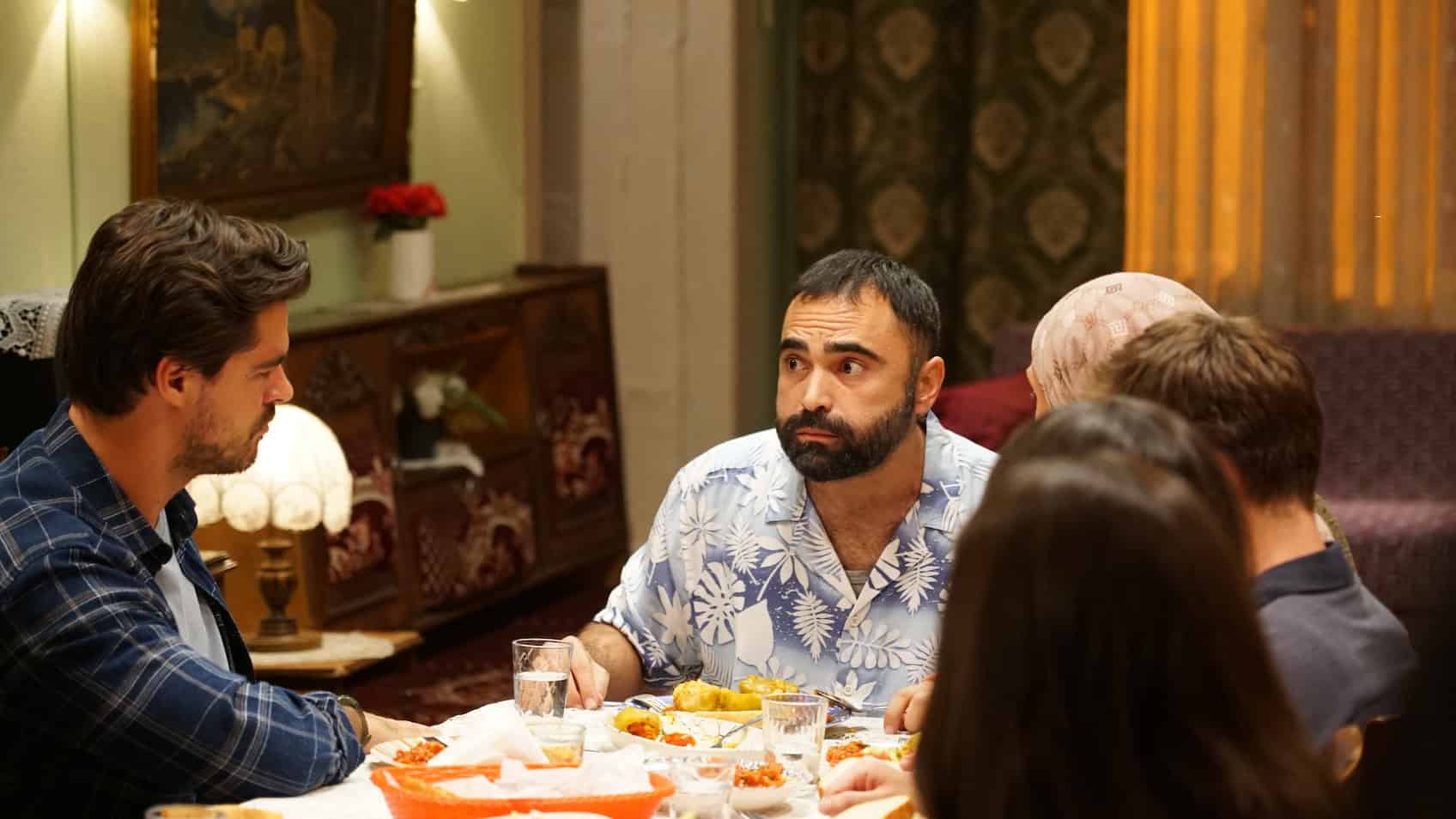 Gönül Dağı’nın neşe kaynağı Deli Kadir! Emrah Kaman, Kadir’i ve hayranlarının merak ettiği sorulara cevap verdi!