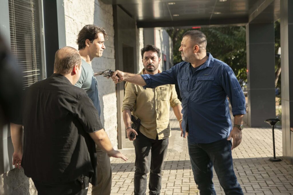 Arka Sokaklar 720. Bölümde Cevher Şanlı geri döndü! Ali tarafından vurulan Hüsnü yaşayacak mı?