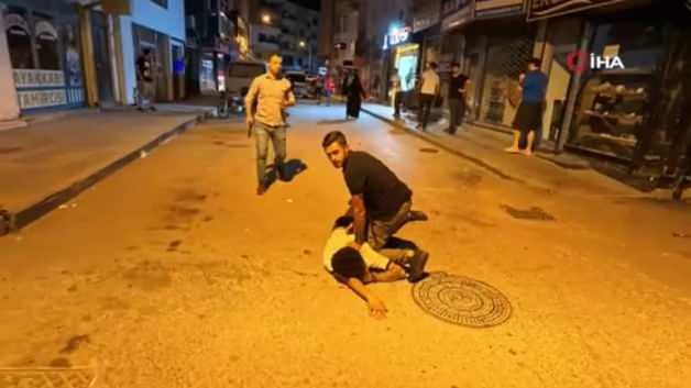 Aksaray karıştı! Kavgaya müdahale eden polislere bıçaklarla saldırdılar