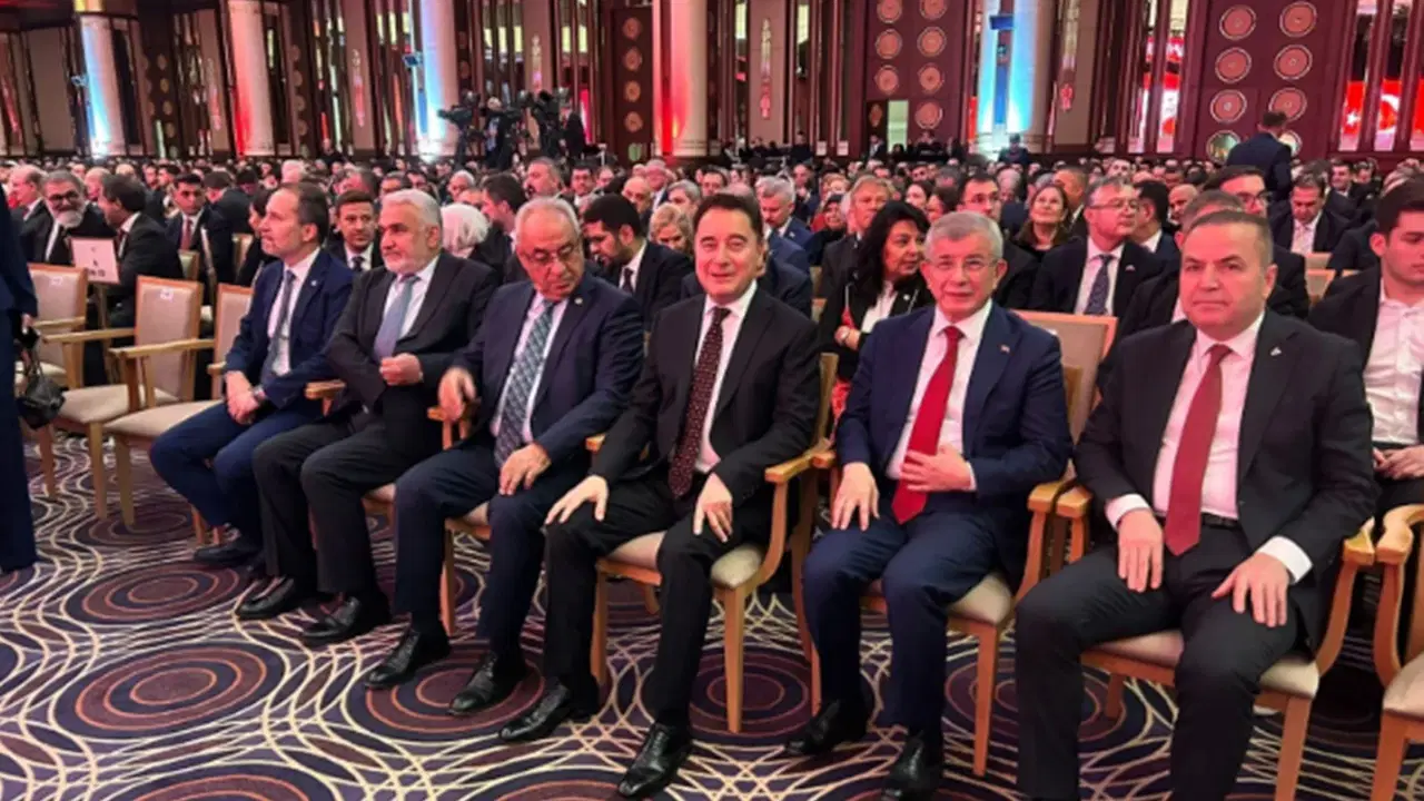 Saray’daki 29 Ekim resepsiyonunda dikkat çeken kareler: CHP katılmadı, Sinan Oğan yerini aldı – Son Dakika Siyaset Haberleri