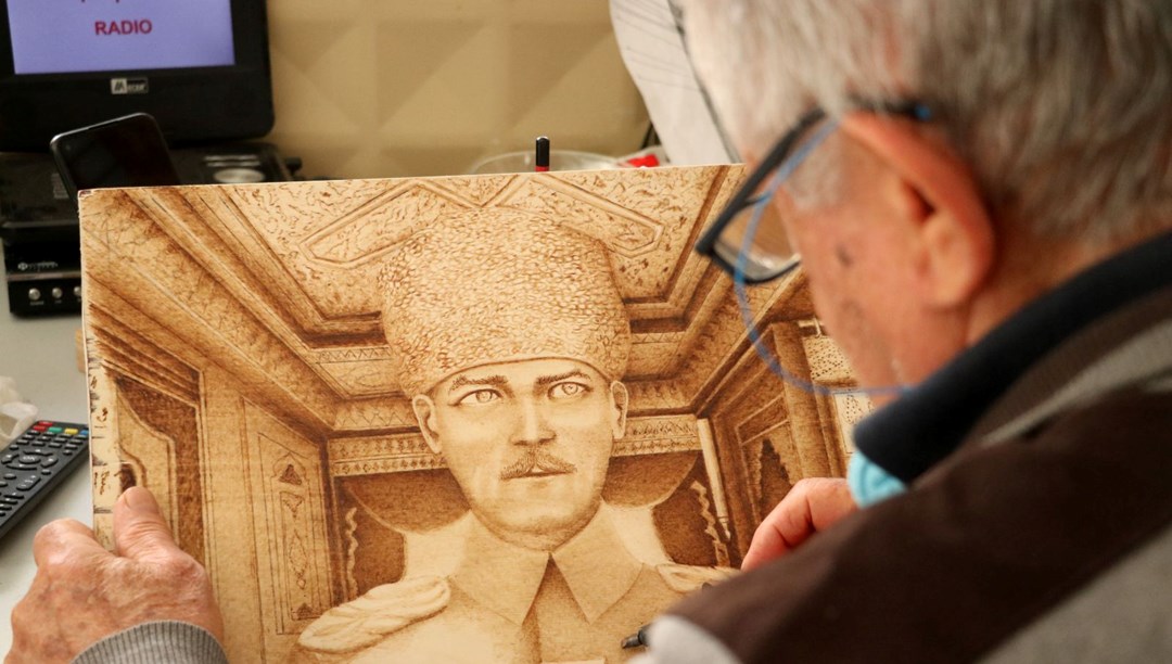 74 yaşında 29 yıldır ahşap yakma sanatını icra ediyor