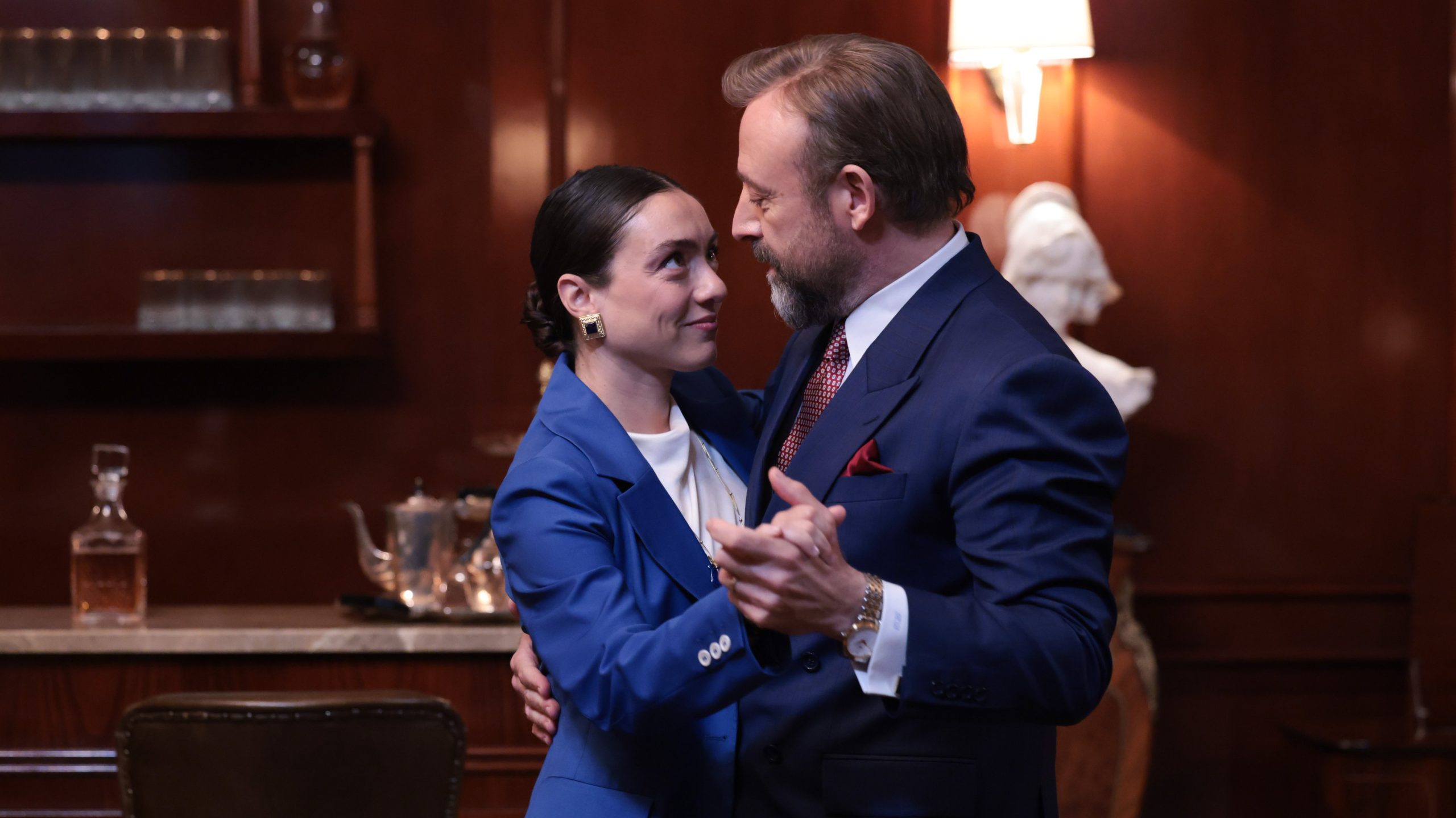 Kral Kaybederse 21. Bölümde Kenan ve Sevda birlikte bir gece geçirdi! Kenan soluğu Fadi’nin evinde aldı! Kral Kaybederse 21. Bölümde Kenan ve Sevda birlikte bir gece geçirdi! Kenan soluğu Fadi’nin evinde aldı!