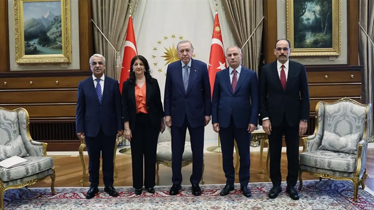 Saray’da ‘süreç’ zirvesi: Erdoğan – İmralı heyeti görüşmesinin saati belli oldu – Son Dakika Siyaset Haberleri Saray’da ‘süreç’ zirvesi: Erdoğan – İmralı heyeti görüşmesinin saati belli oldu – Son Dakika Siyaset Haberleri