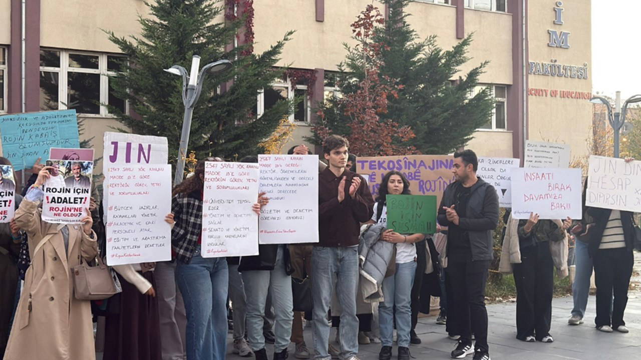 Van Yüzüncü Yıl Üniversitesi’nde Rojin Kabaiş eylemi 16. gününde – Son Dakika Siyaset Haberleri Van Yüzüncü Yıl Üniversitesi’nde Rojin Kabaiş eylemi 16. gününde – Son Dakika Siyaset Haberleri