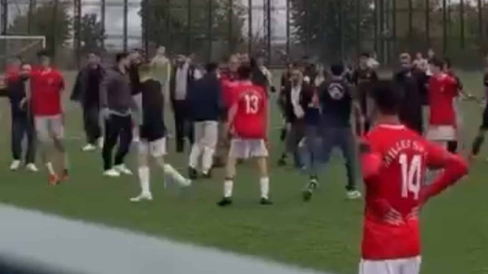 Bursa’da U16 maçındaki kavga! O anlar kamerada
