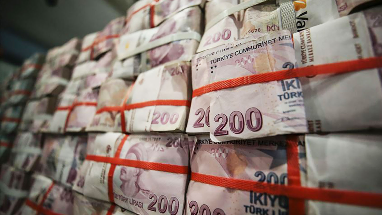 Ekonomide kredi ve döviz talebi dengeleri zorluyor Ekonomide kredi ve döviz talebi dengeleri zorluyor