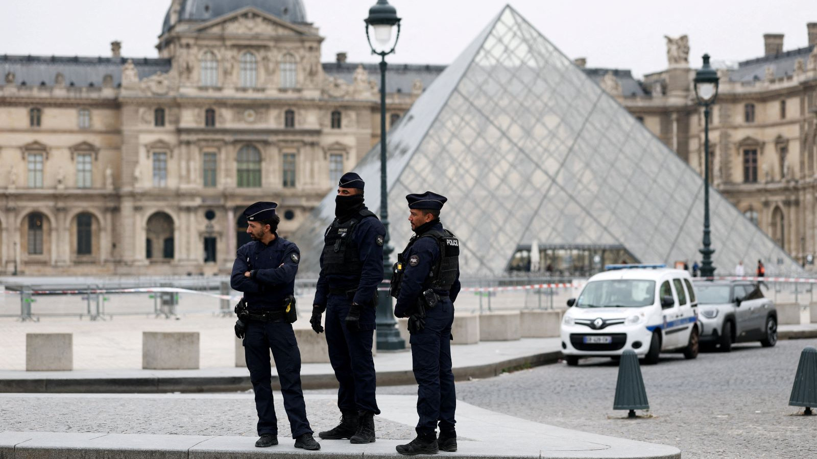 Maskeli soyguncular güpegündüz Louvre Müzesi’ni soydu: 9 mücevher çalındı Maskeli soyguncular güpegündüz Louvre Müzesi’ni soydu: 9 mücevher çalındı