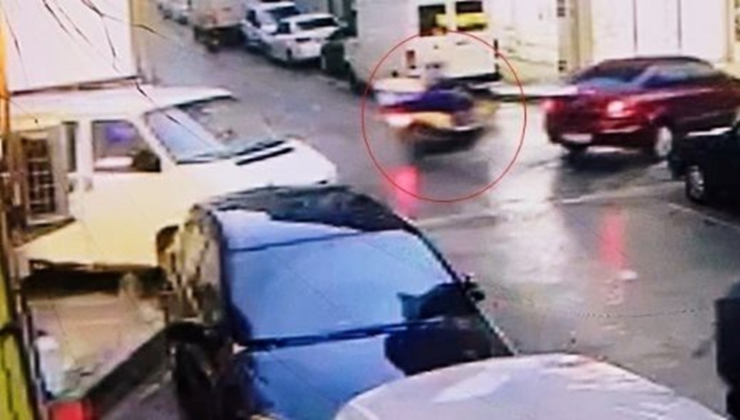 Ters yönden çıkan otomobile çarpmamak için kaza yaptı: O anlar kamerada