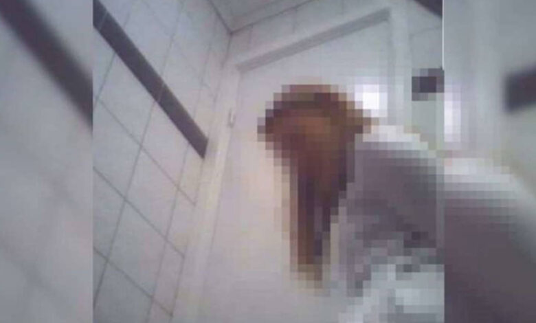 Adana’da Öğretmenden Kadınlar Tuvaletine Gizli Kamera Adana’da Öğretmenden Kadınlar Tuvaletine Gizli Kamera