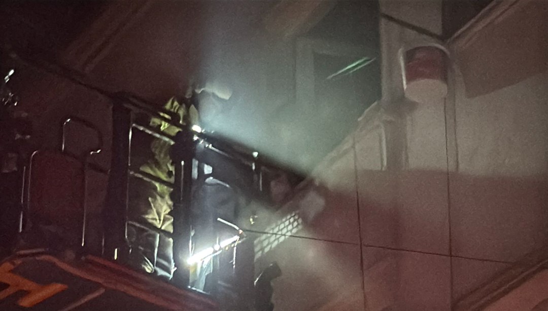 Beyoğlu’nda korkutan yangın: Mahsur kalan 4 kişi kurtarıldı