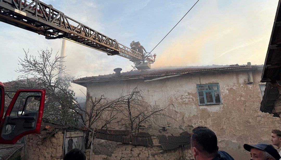 Kütahya’da yangın: İki ev ve bir ahır kullanılamaz hale geldi Kütahya’da yangın: İki ev ve bir ahır kullanılamaz hale geldi