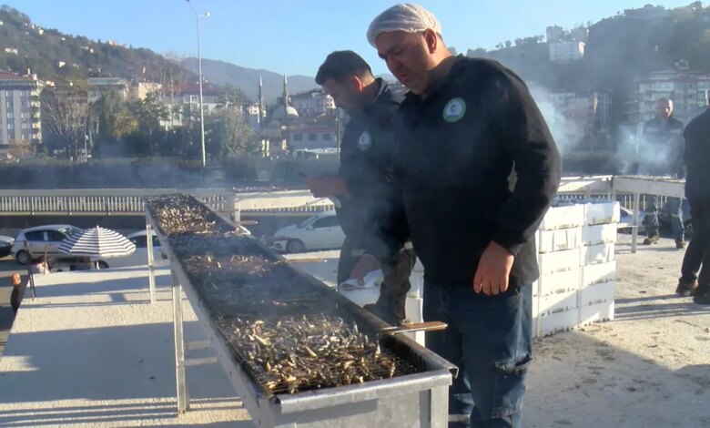 Rize’deki Hamsi Festivali’nde 2 Ton Hamsi Tüketildi