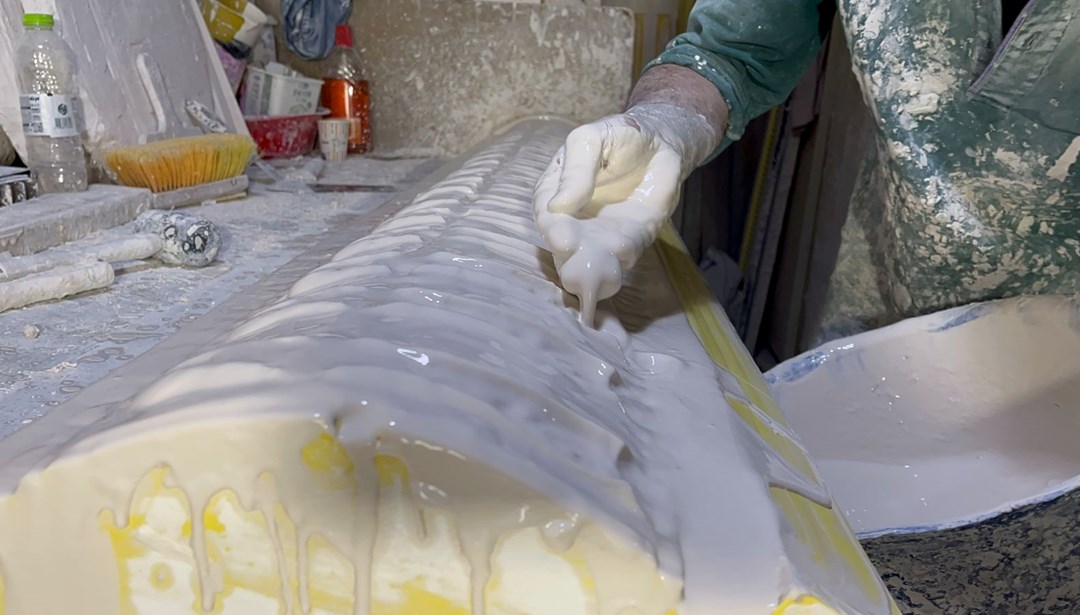 Babasından öğrendi, 37 yıldır bu işi yapıyor: Alçıyı sanat eserine dönüştürüyor