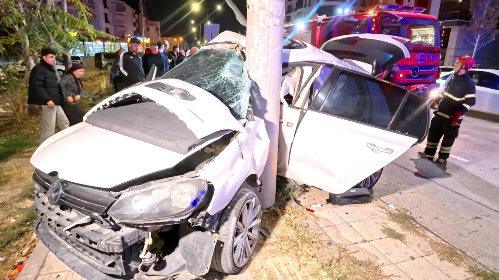 Aksaray’da otomobil direğe çarptı: İki kişi ağır yaralı