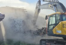 Sındırgı’da Hasarlı Yapıların Yıkımı Devam Ediyor