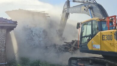 Sındırgı’da Hasarlı Yapıların Yıkımı Devam Ediyor