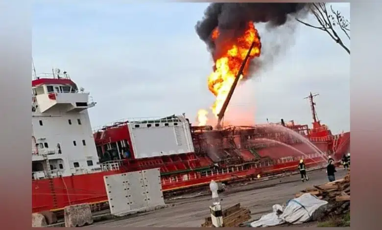 Ukrayna’da Türk Bayraklı Gemi Yangınında Mürettebat Tahliye… Ukrayna’da Türk Bayraklı Gemi Yangınında Mürettebat Tahliye…